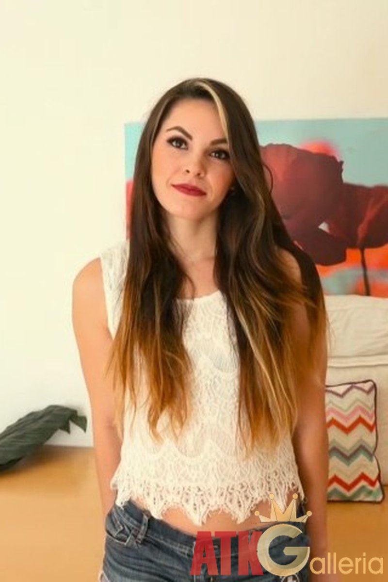 Rayna Rose - Interview - Screenshot 1 of 4 - Brown Hair