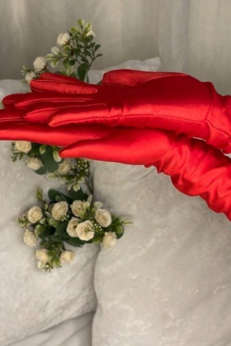 Red Gloves - Screenshot 1 of 4 - Elbow Gloves