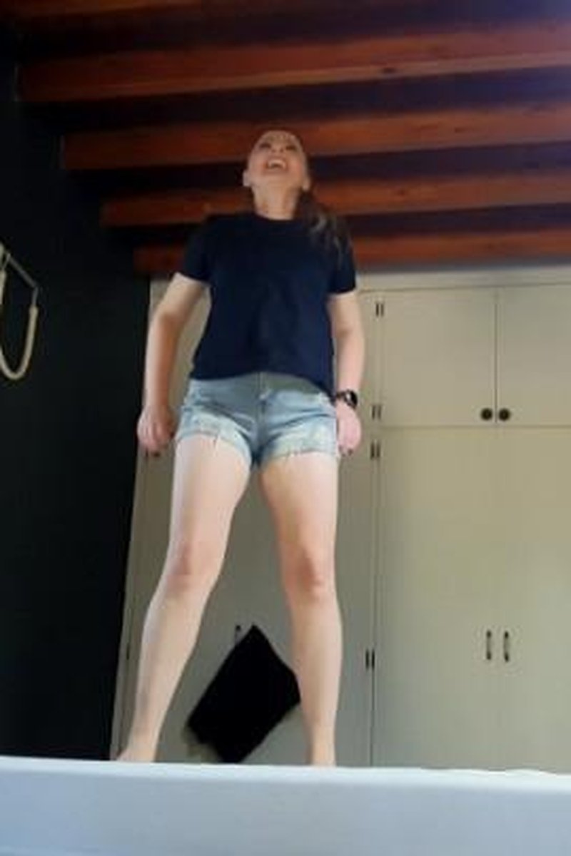Bed Jumping Sfw - Screenshot 1 of 4 - Babes