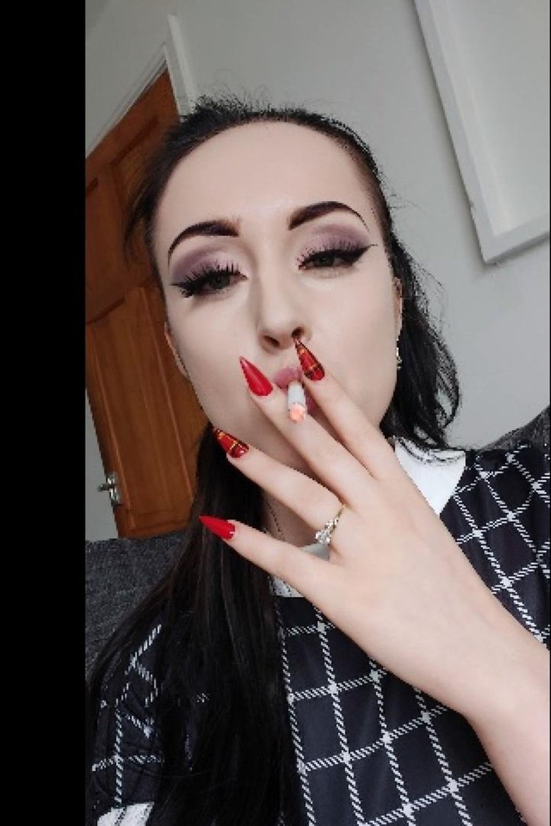 Smoking - Screenshot 1 of 4 - Babes