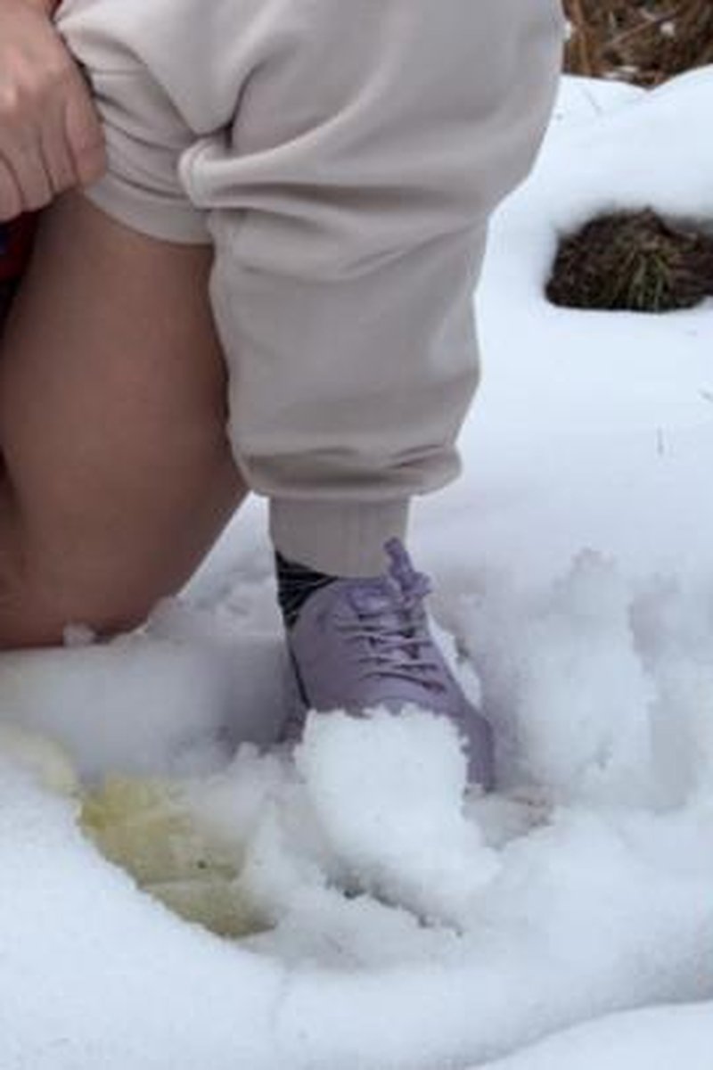 Risky Extreme Public Girl Pissing In The Snow - Screenshot 1 of 4 - Desperate Pee