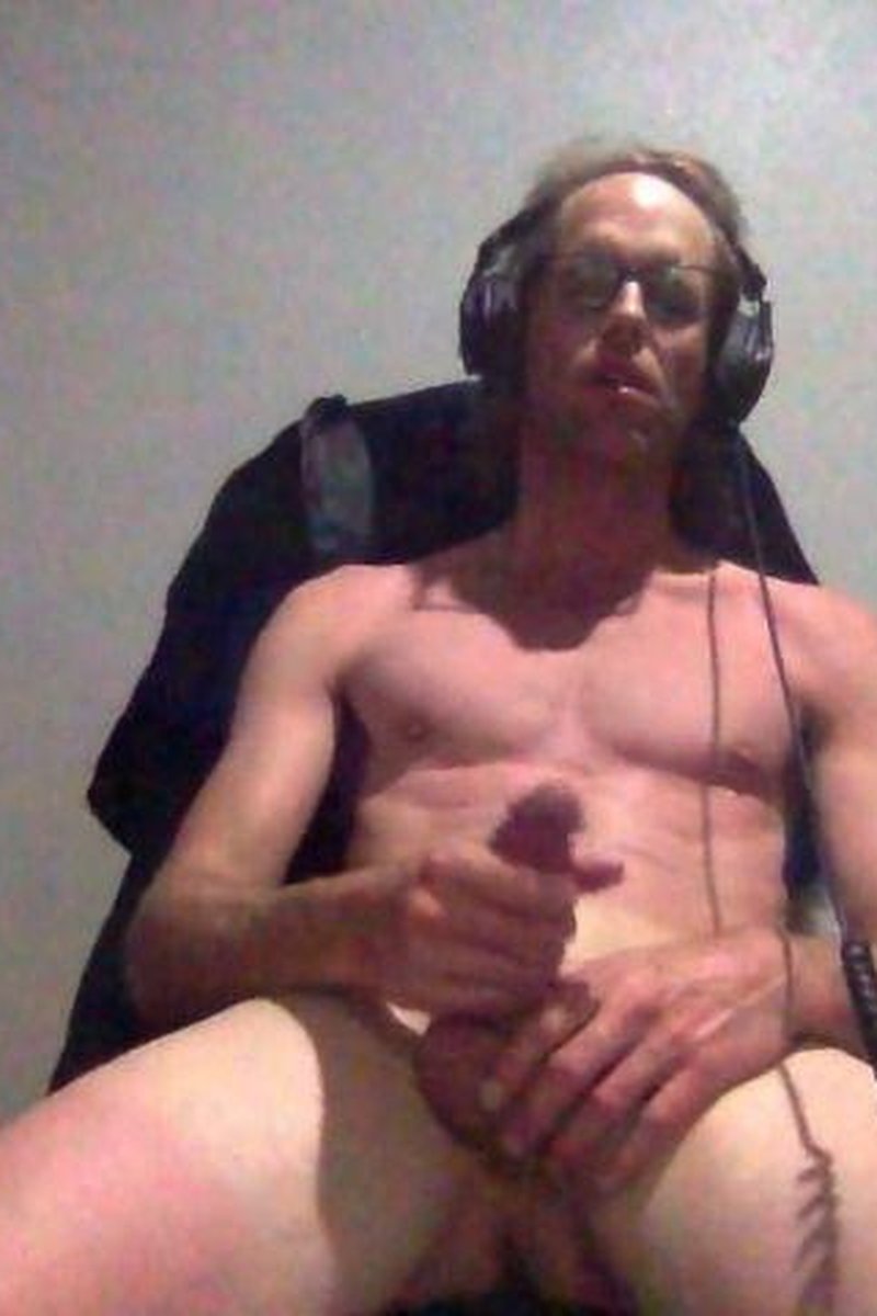 Sunburnt Jerking - Screenshot 1 of 4 - Big Dick
