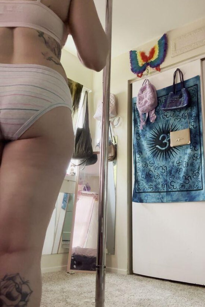 Pole Dancing - Screenshot 1 of 4 - Dancer