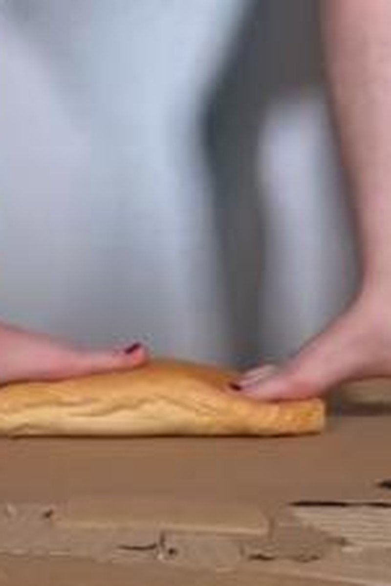 Stepping On Breads 4K - Screenshot 1 of 4 - Food