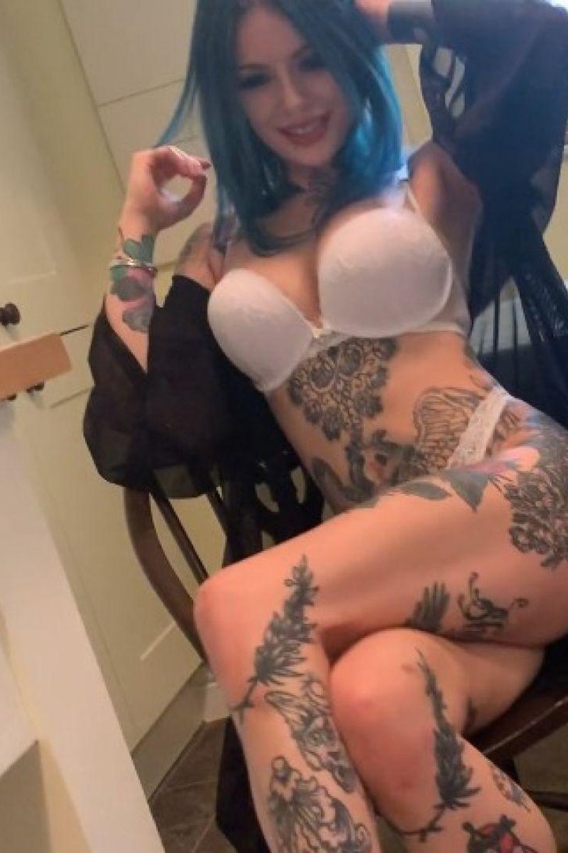 Kitchen Striptease - Screenshot 1 of 4 - Alternative Girl