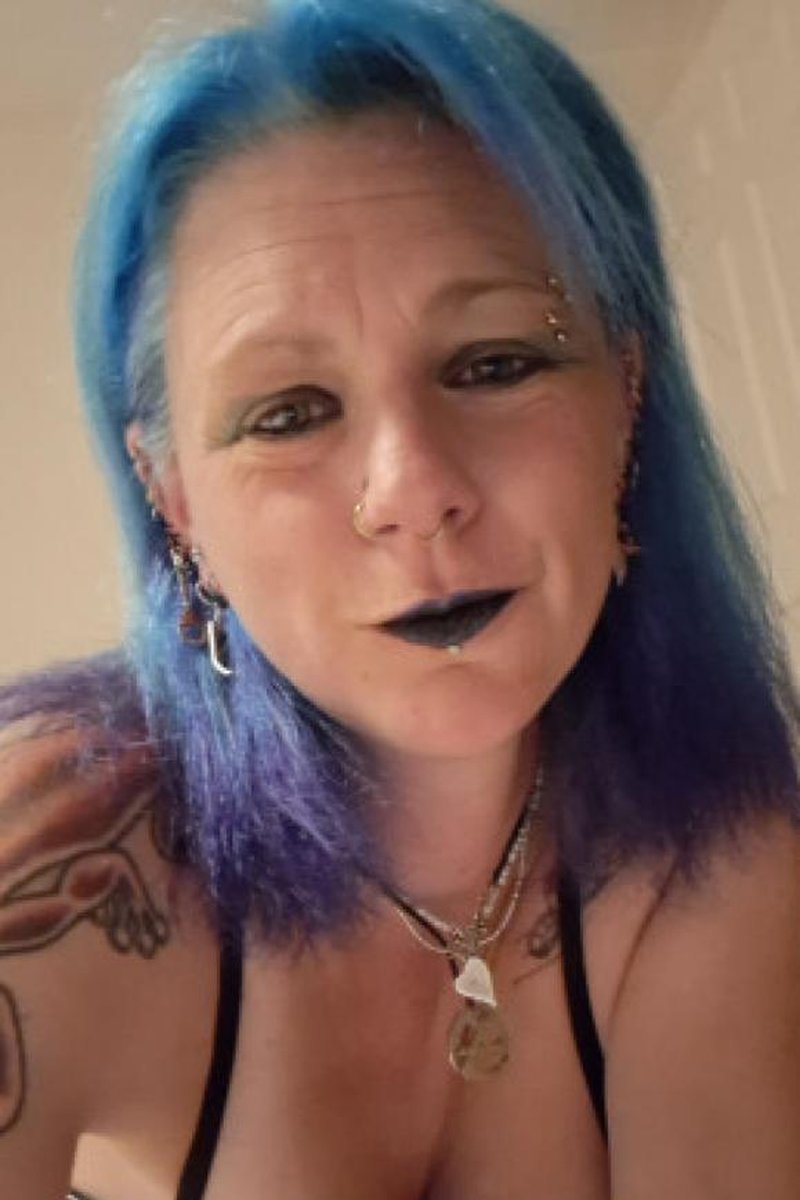 Van Squirt - Screenshot 1 of 4 - MILF (30+)