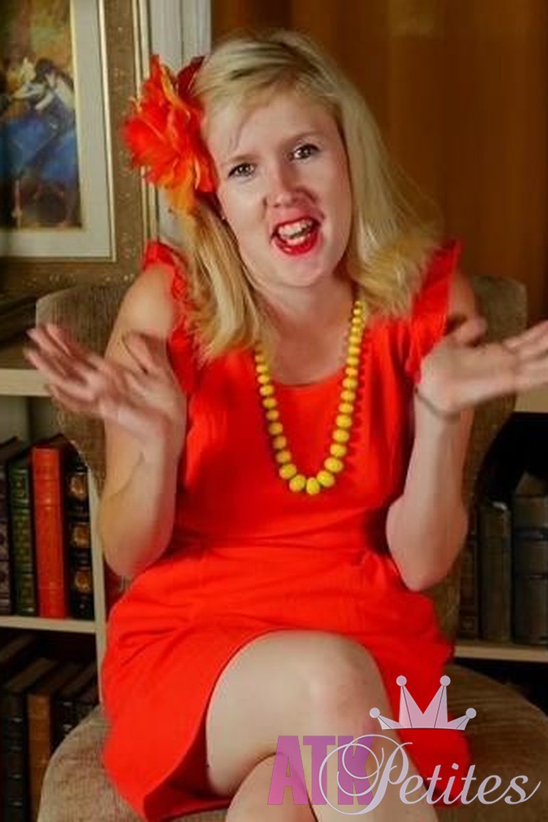 Foxy Roxy - Masturbation - Screenshot 1 of 4 - Blond Hair
