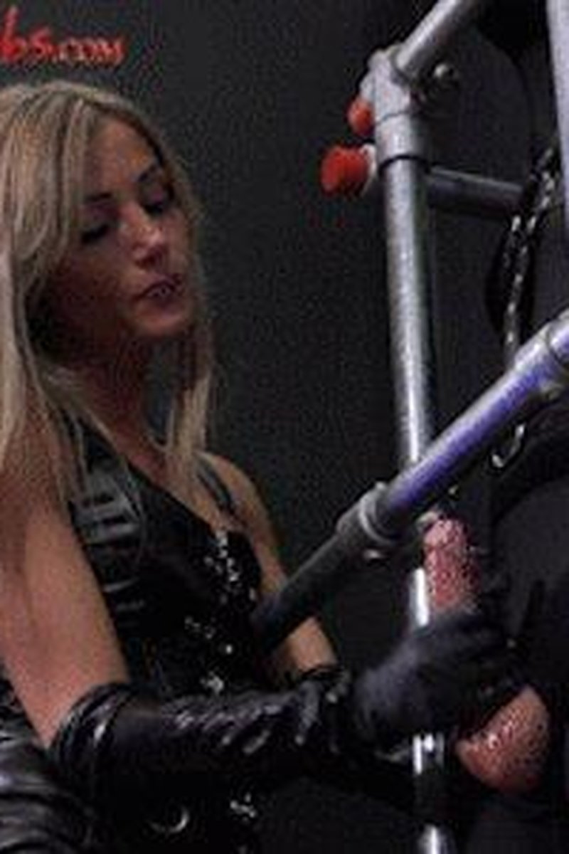 Slippery - Screenshot 1 of 4 - Femdom