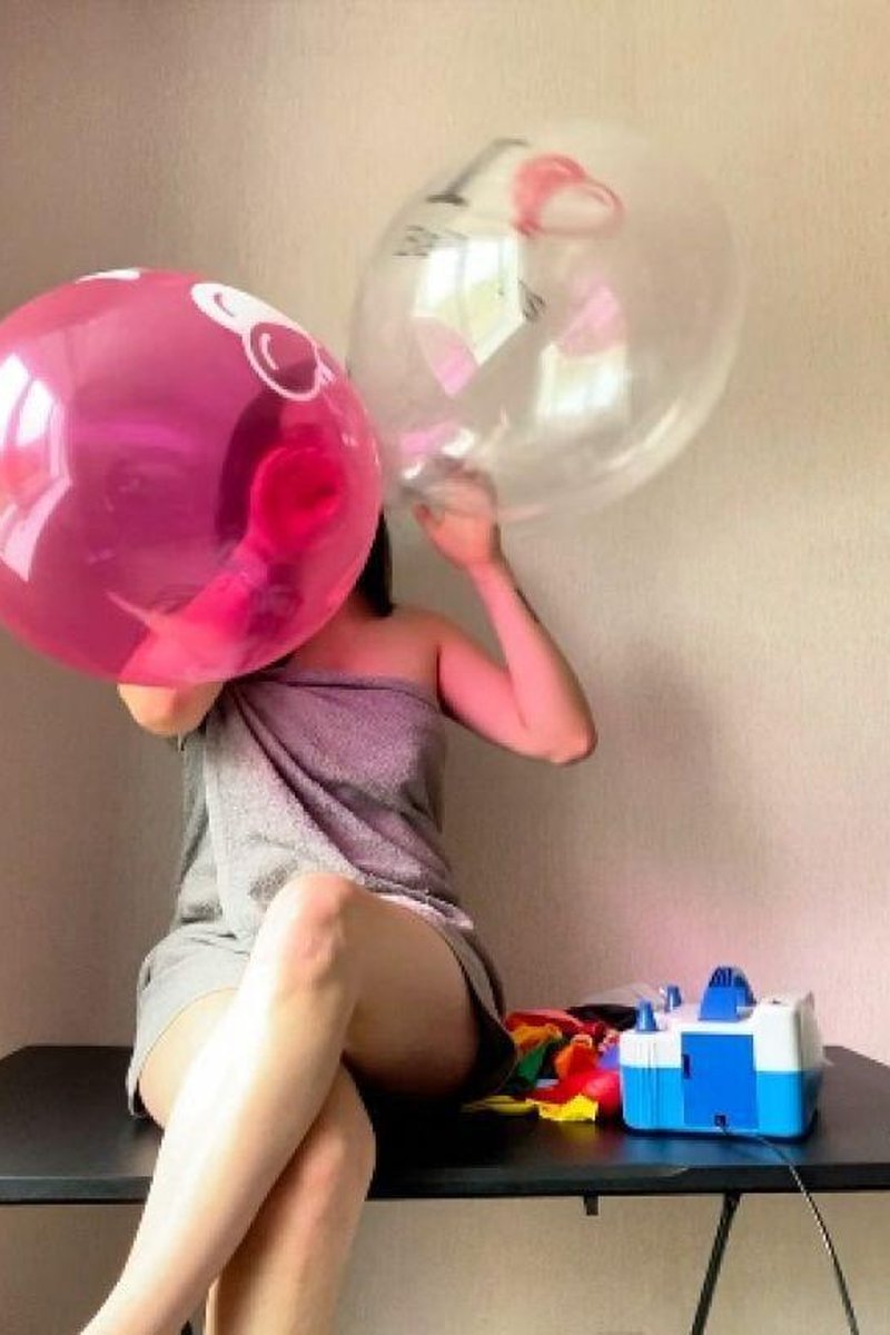 TP-manyvidsairbloom-katarina-in-a-towel-inflates-balloons-challenge-nonpop
