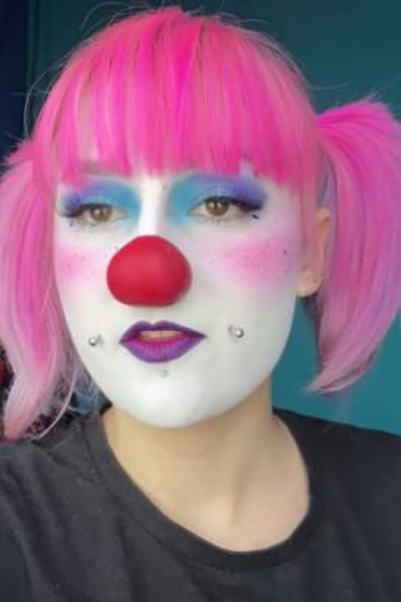 Clowngirl Makeup Tutorial - Screenshot 1 of 4 - Babes