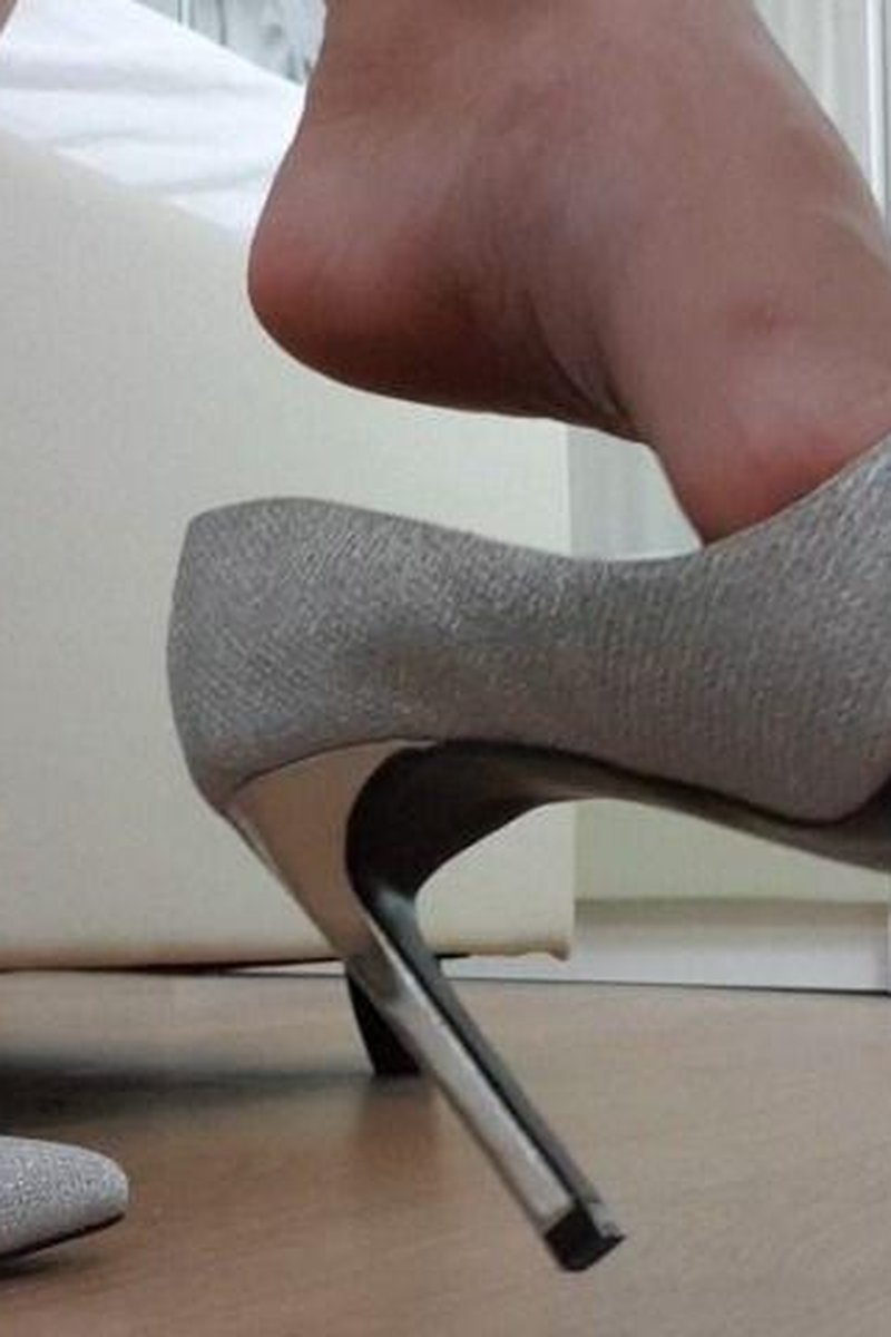 Heel Dangle - Screenshot 1 of 4 - Body Worship