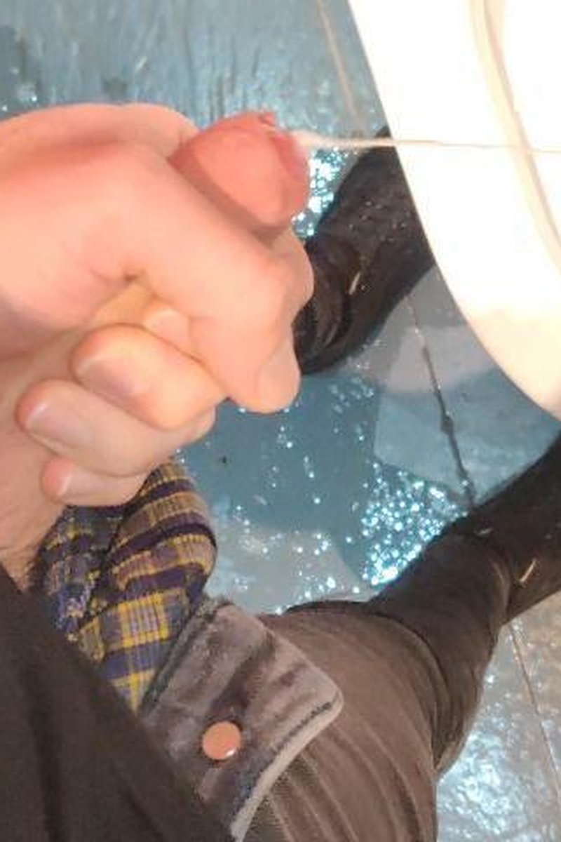 Rewetting And Jerking Off - Screenshot 1 of 4 - Golden Shower