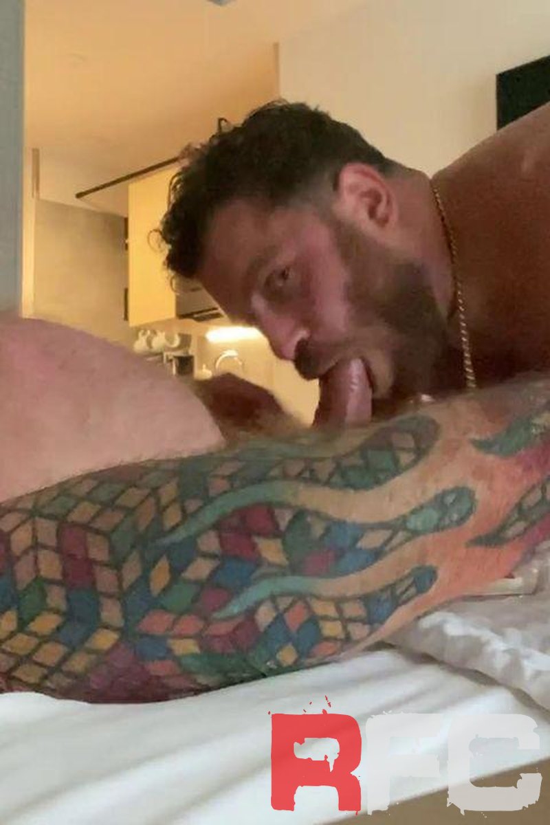 Daddy Feeds Me - Screenshot 1 of 4 - Big Muscle Guys