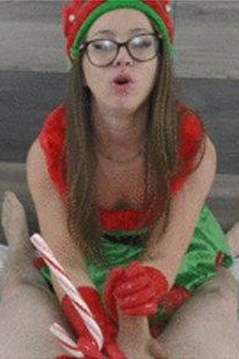 Angry Taylor Xmas Slapfest - Screenshot 1 of 4 - Cum On Clothes