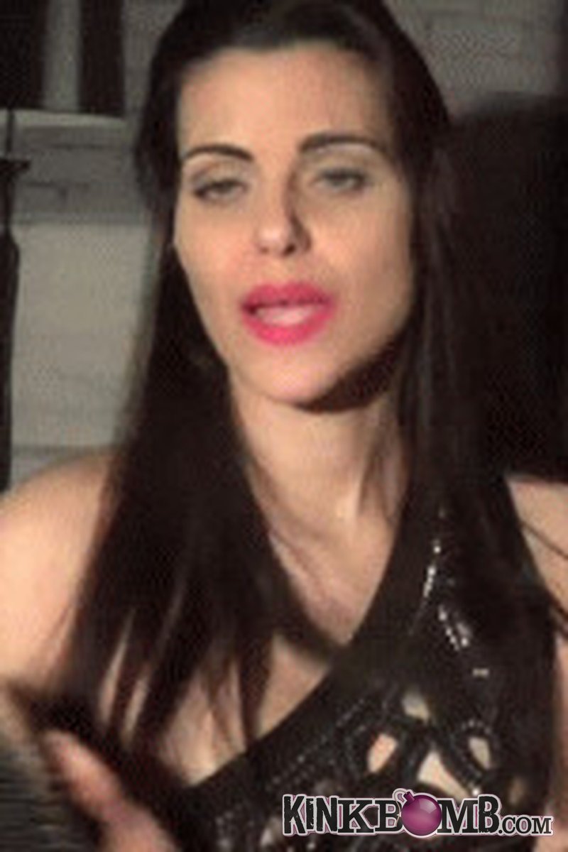 Queen Aston: Lip Fucked - Screenshot 1 of 4 - Fetish