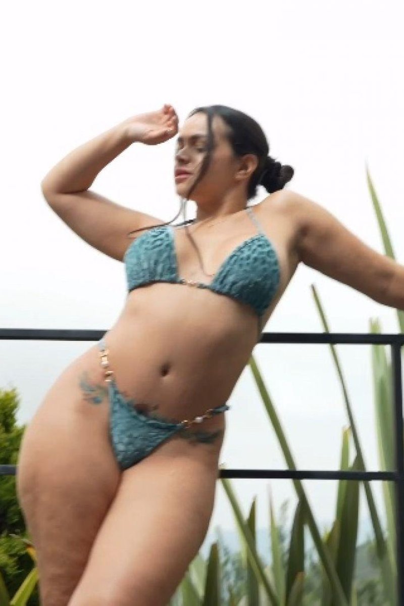 Bikini Modeling - Screenshot 1 of 4 - Babes