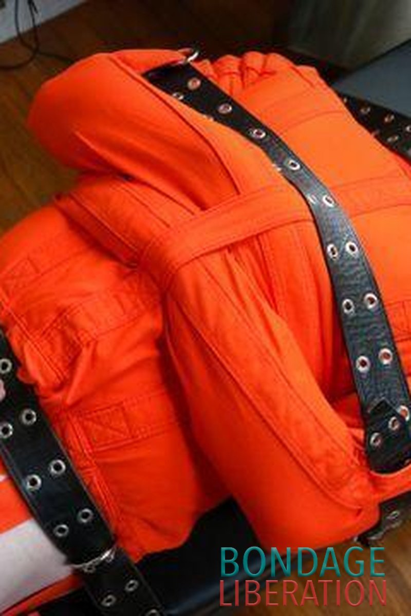 Squeeze An Orange - Screenshot 1 of 4 - Bondage