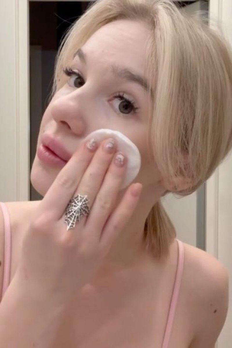 Taking Off Makeup - Screenshot 1 of 4 - Adorable