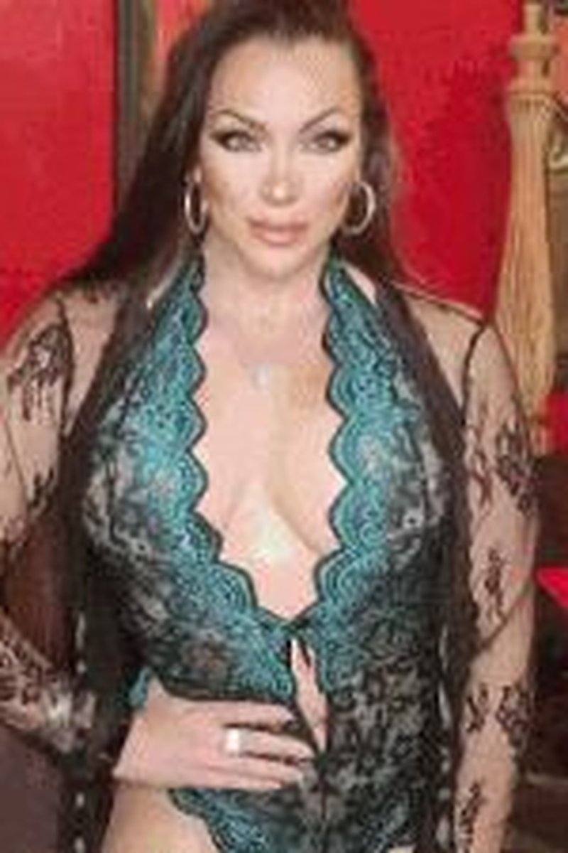 Emerald Indulgence - Screenshot 1 of 4 - Cum Eating