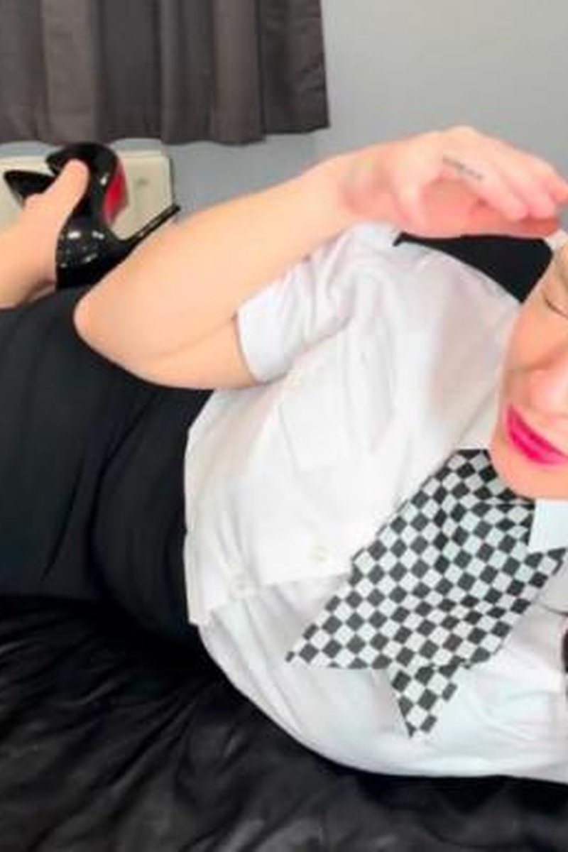 Police Woman Sneezing - Screenshot 1 of 4 - Sneezeface