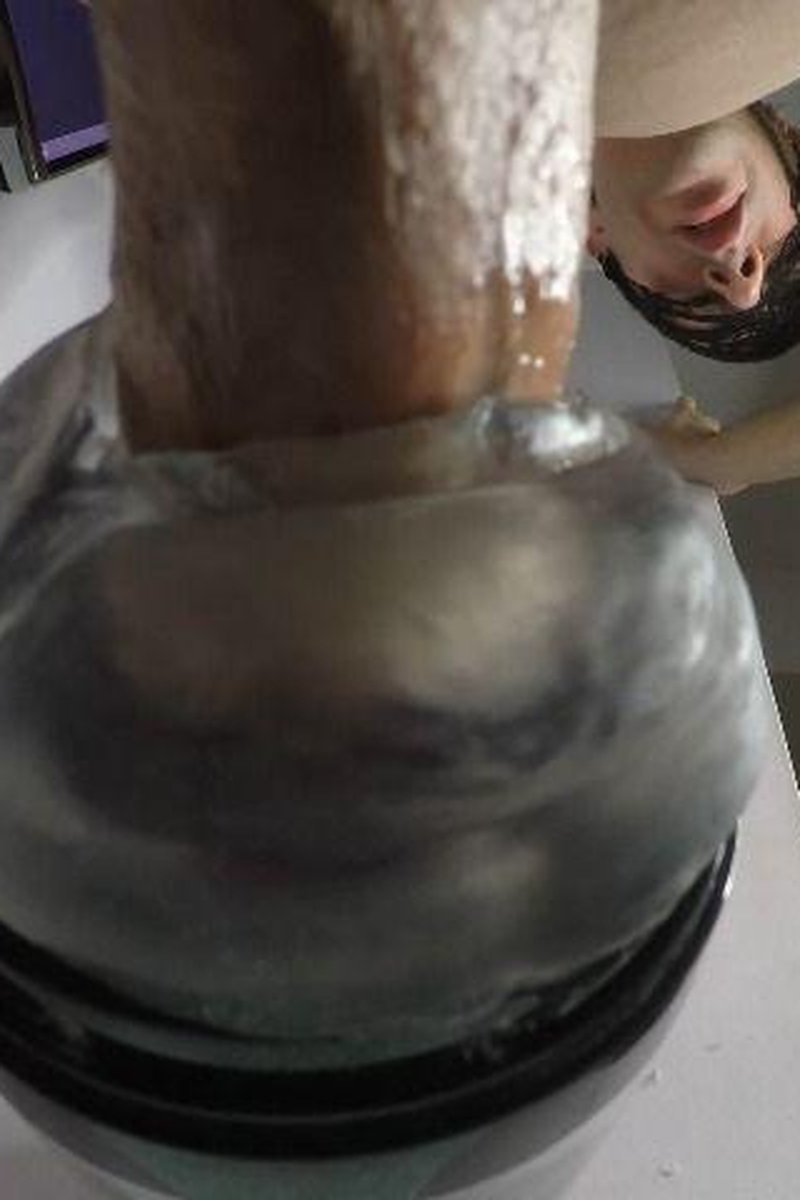 Thrusting Hands Free Closeup - Screenshot 1 of 4 - Close Up