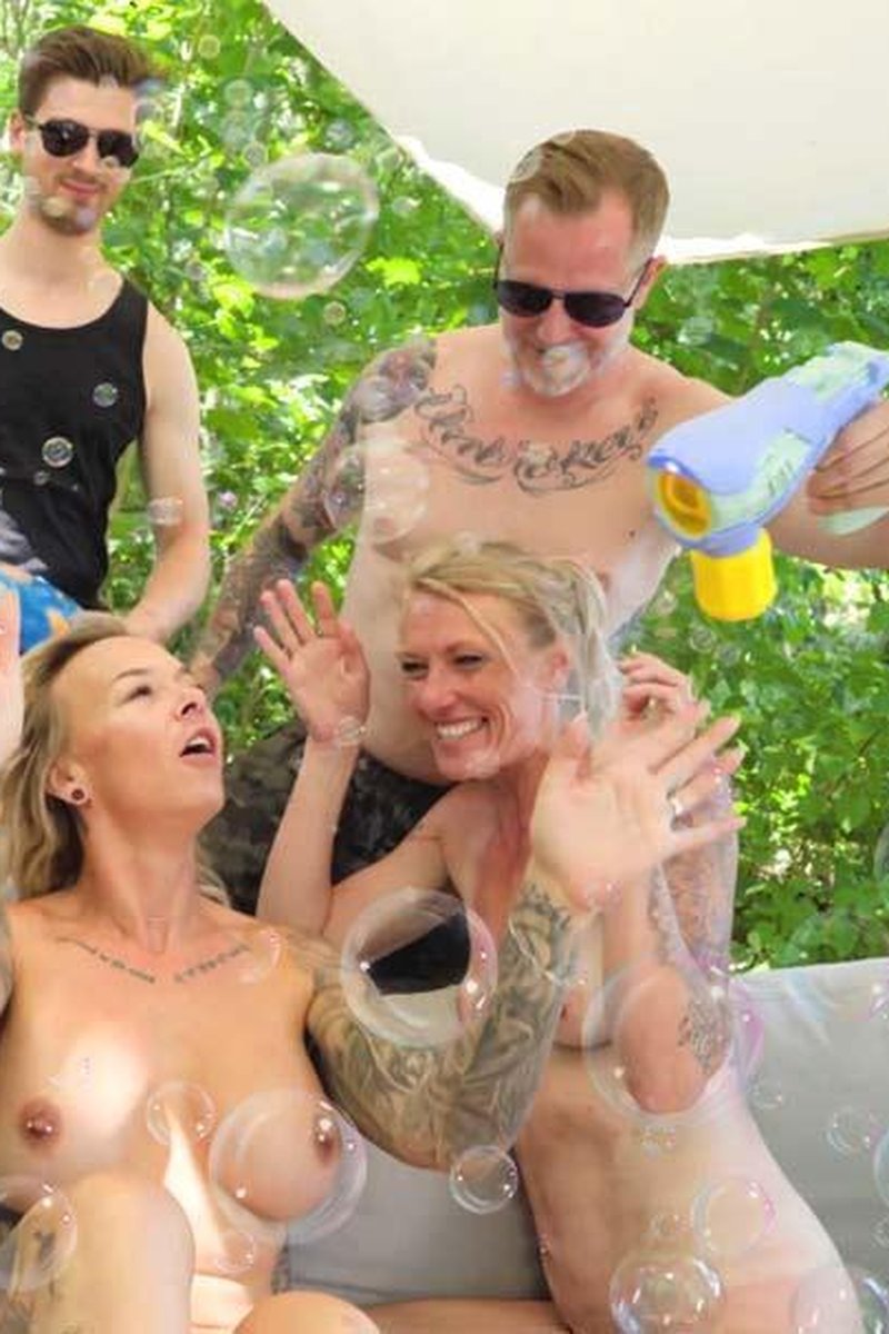 Mia-Nins – Camping Sofa – Sixsome Fun