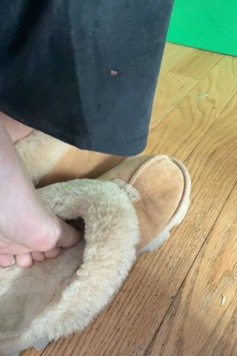 Cozy Shoeplay In Uggs - Screenshot 1 of 4 - Feetworship