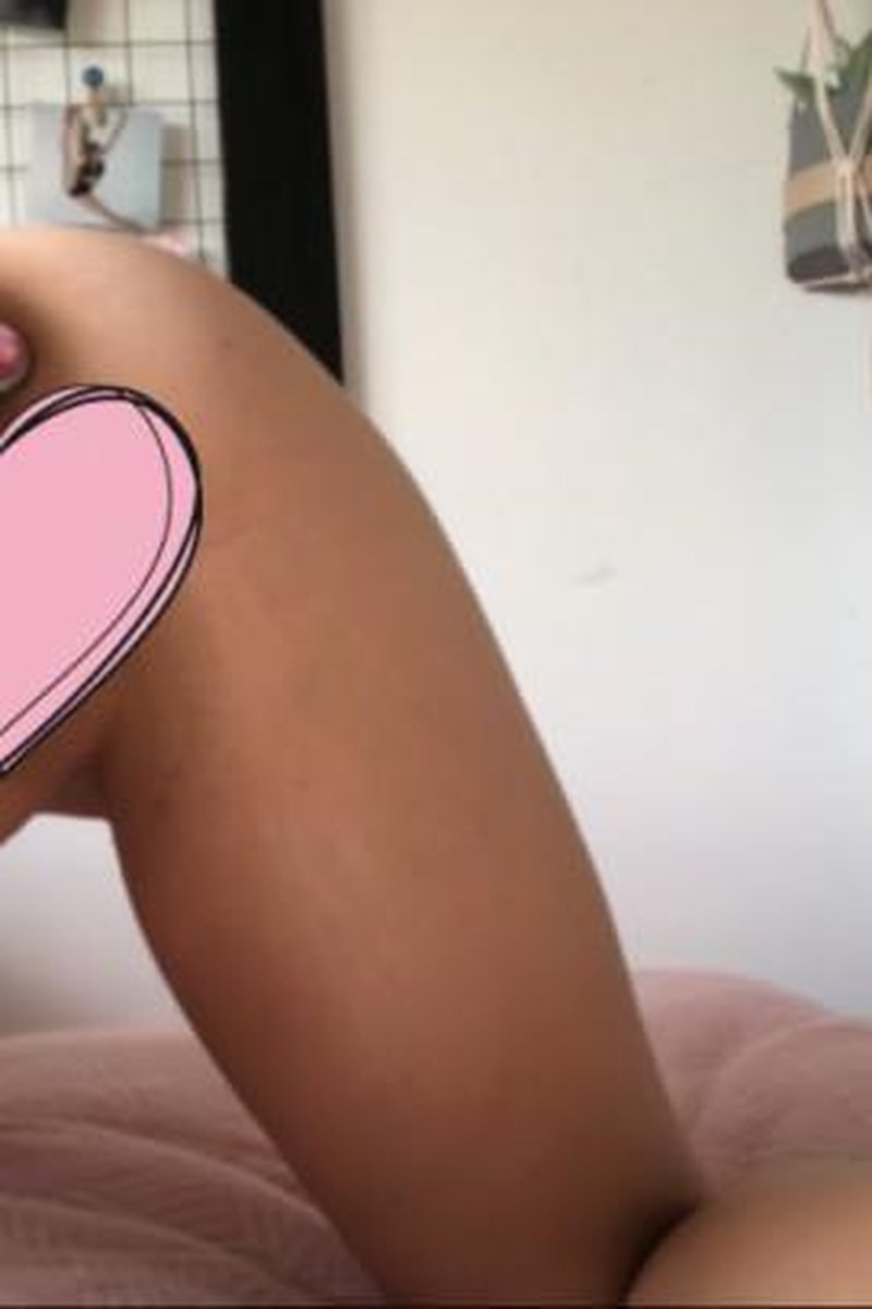 Closeup Buttplug Insertion - Screenshot 1 of 4 - Anal