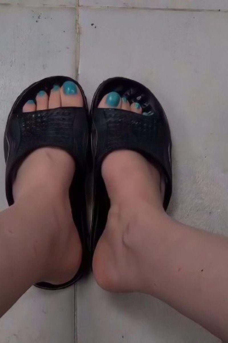 Flip Flops Dangling - Screenshot 1 of 4 - Foot Fetish