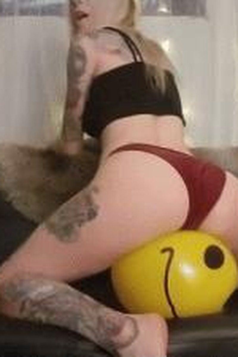 Bouncing Booty Beach Ball - Screenshot 1 of 4 - Ass Fetish
