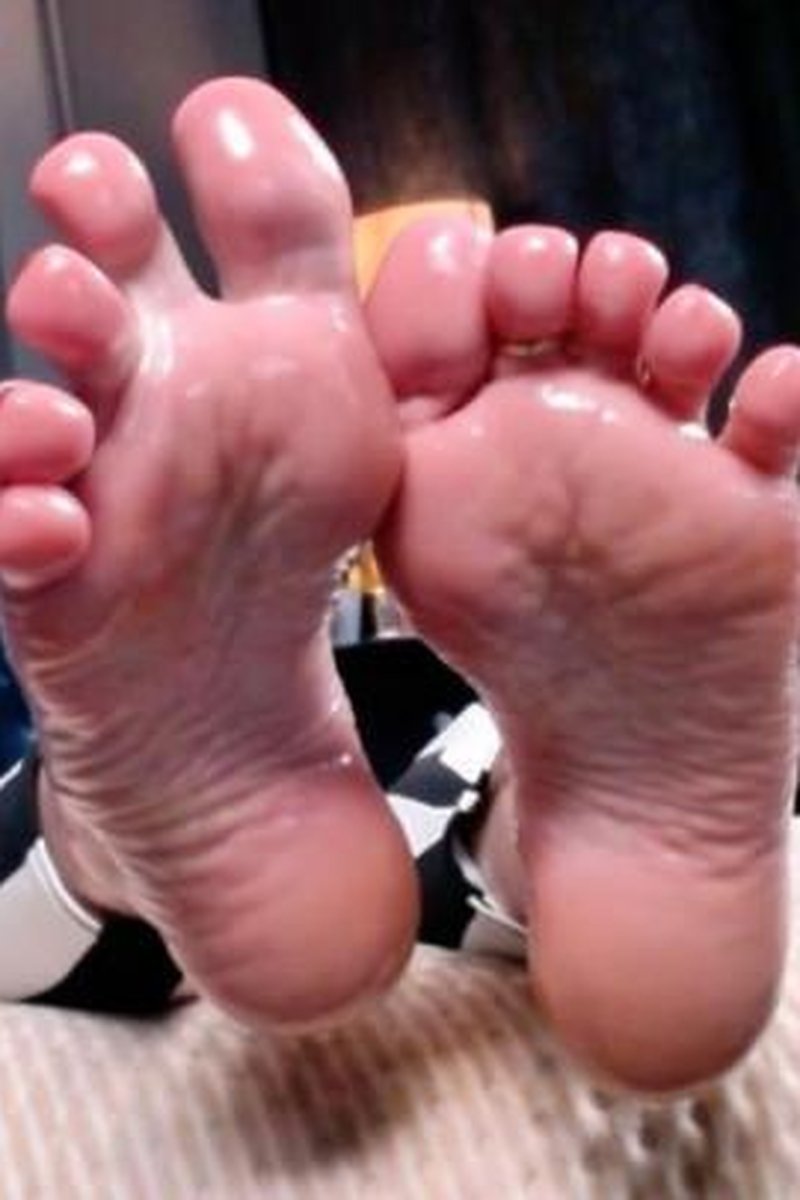 Oily Feet Tease - Screenshot 1 of 4 - Foot Fetish