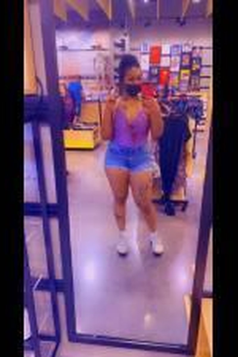 Ebony Legs - Screenshot 1 of 4 - Leg Crossing