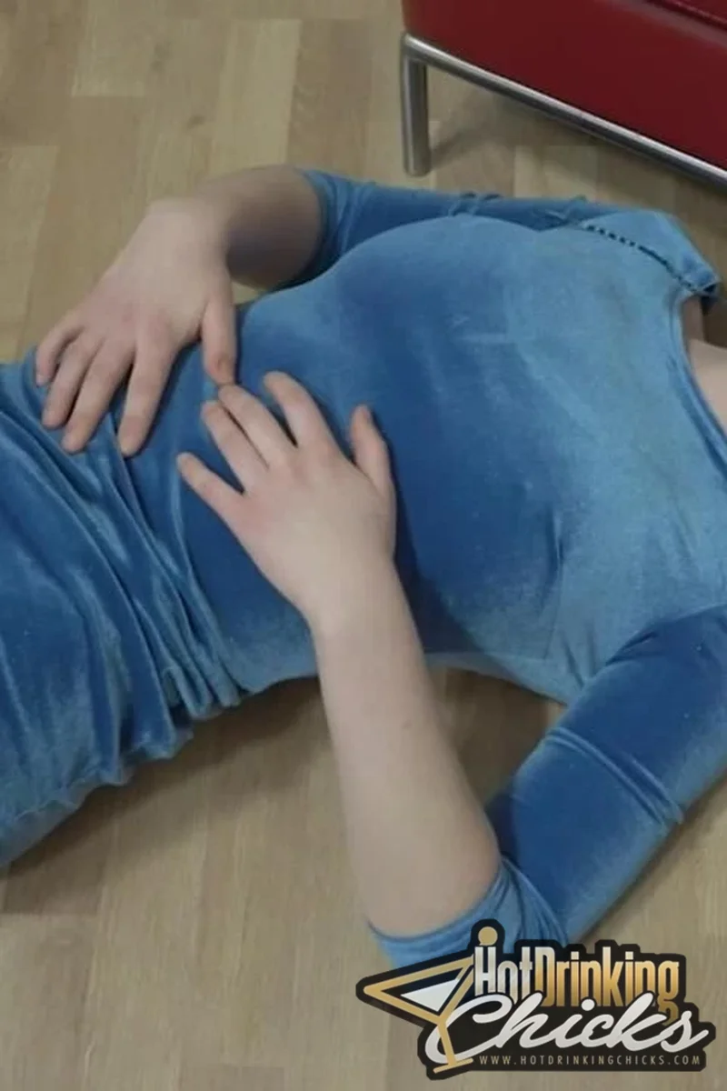 Lucy Wasted Again... - Screenshot 1 of 4 - Drinking