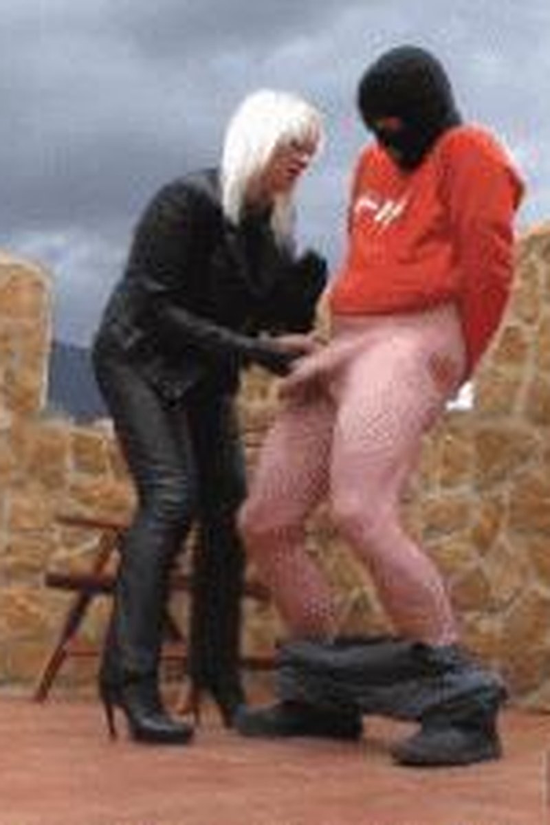 Bone Idle Busting - Screenshot 1 of 4 - Femdom