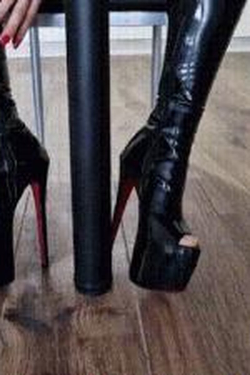 Table Long Toenails - Screenshot 1 of 4 - Boots