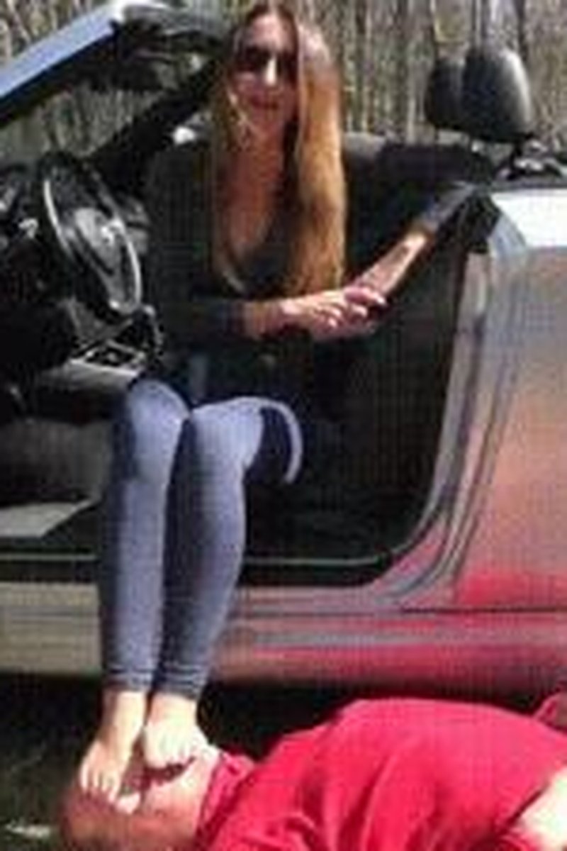 TP-iwantclipsladyanjagermanmistress-fussabtreter-mitten-in-die-fresse