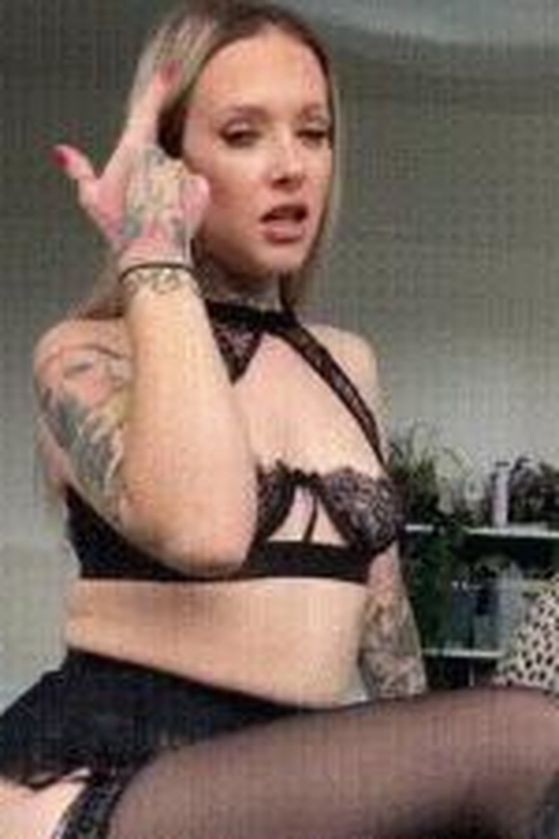 Simp For Me! - Screenshot 1 of 4 - Femdom