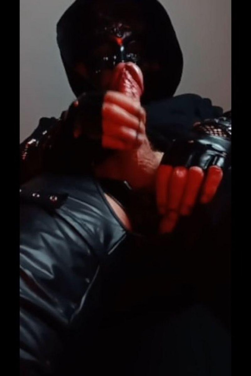 Vampire Goth Solo - Screenshot 1 of 4 - Close Up