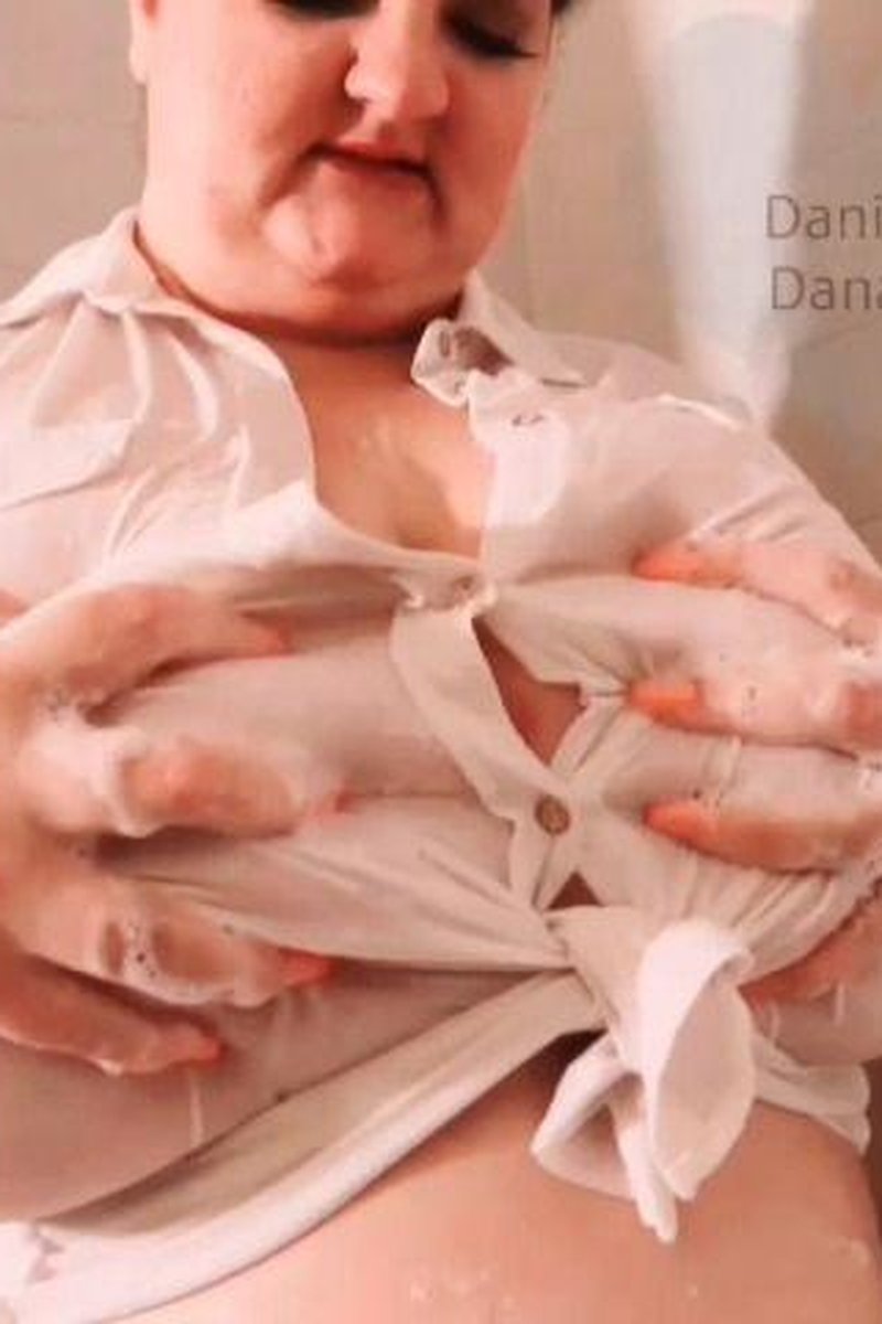 Soaked And Soapy - Screenshot 1 of 4 - BBW