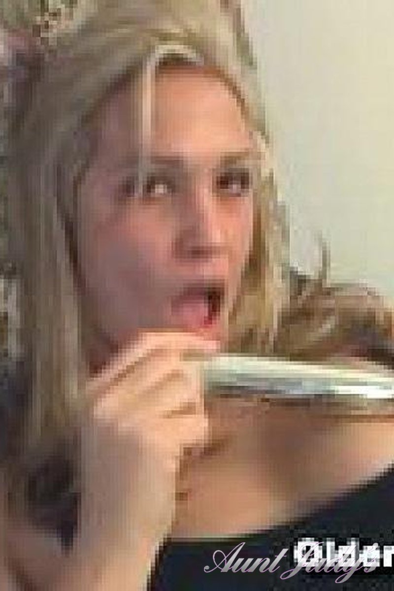 6 Clips - Screenshot 1 of 4 - Upskirt