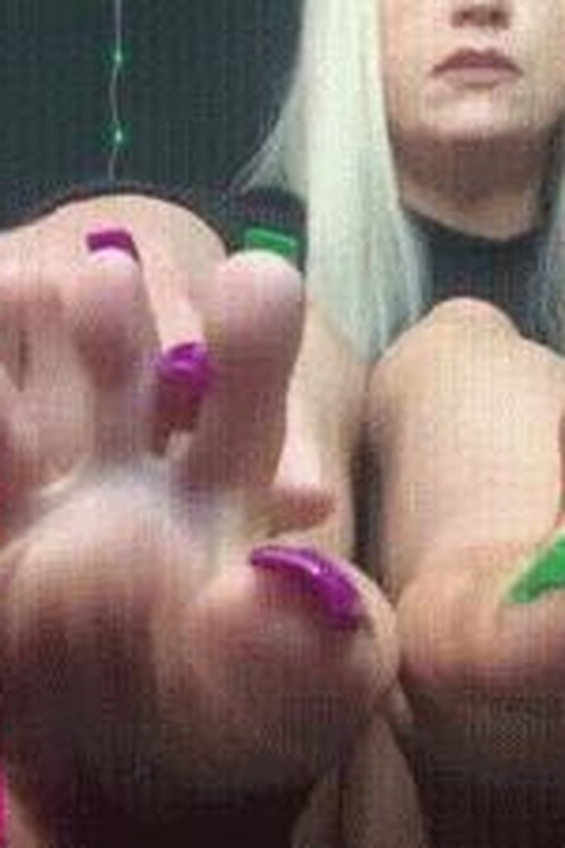 Toe Spread Challenge 2 - Screenshot 1 of 4 - Foot Fetish