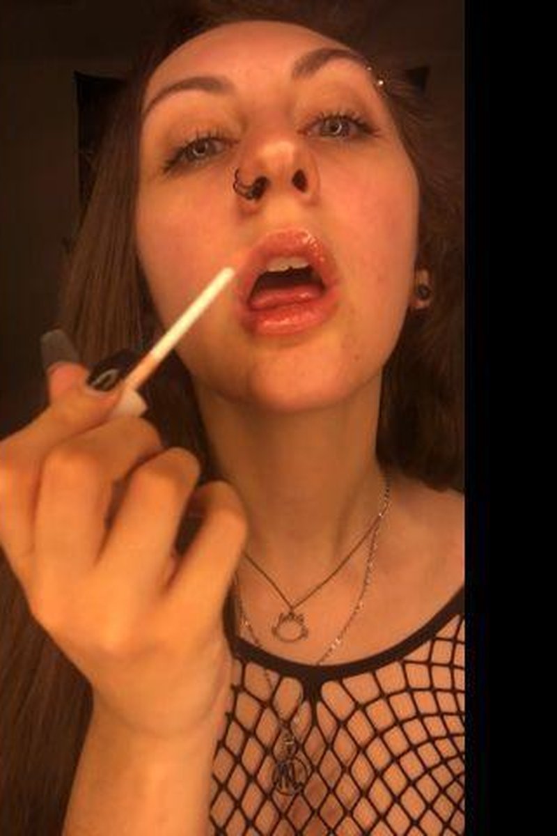Lip Gloss Application - Screenshot 1 of 4 - Bitch