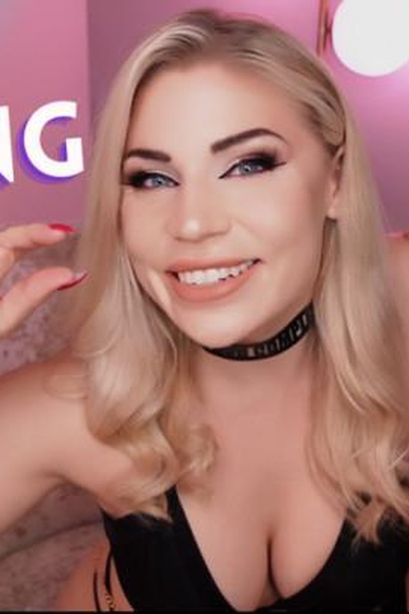 Tiny Teasing - Screenshot 1 of 4 - Femdom