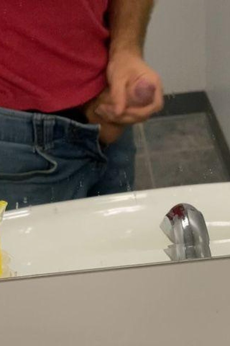 Bathroom Break - Screenshot 1 of 4 - Construction Worker