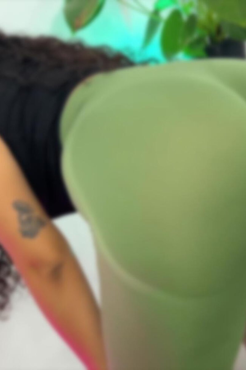 Salto Alto E Calca Legging Pronta Para Transar - Raissa Conte - Screenshot 1 of 4 - Amateur