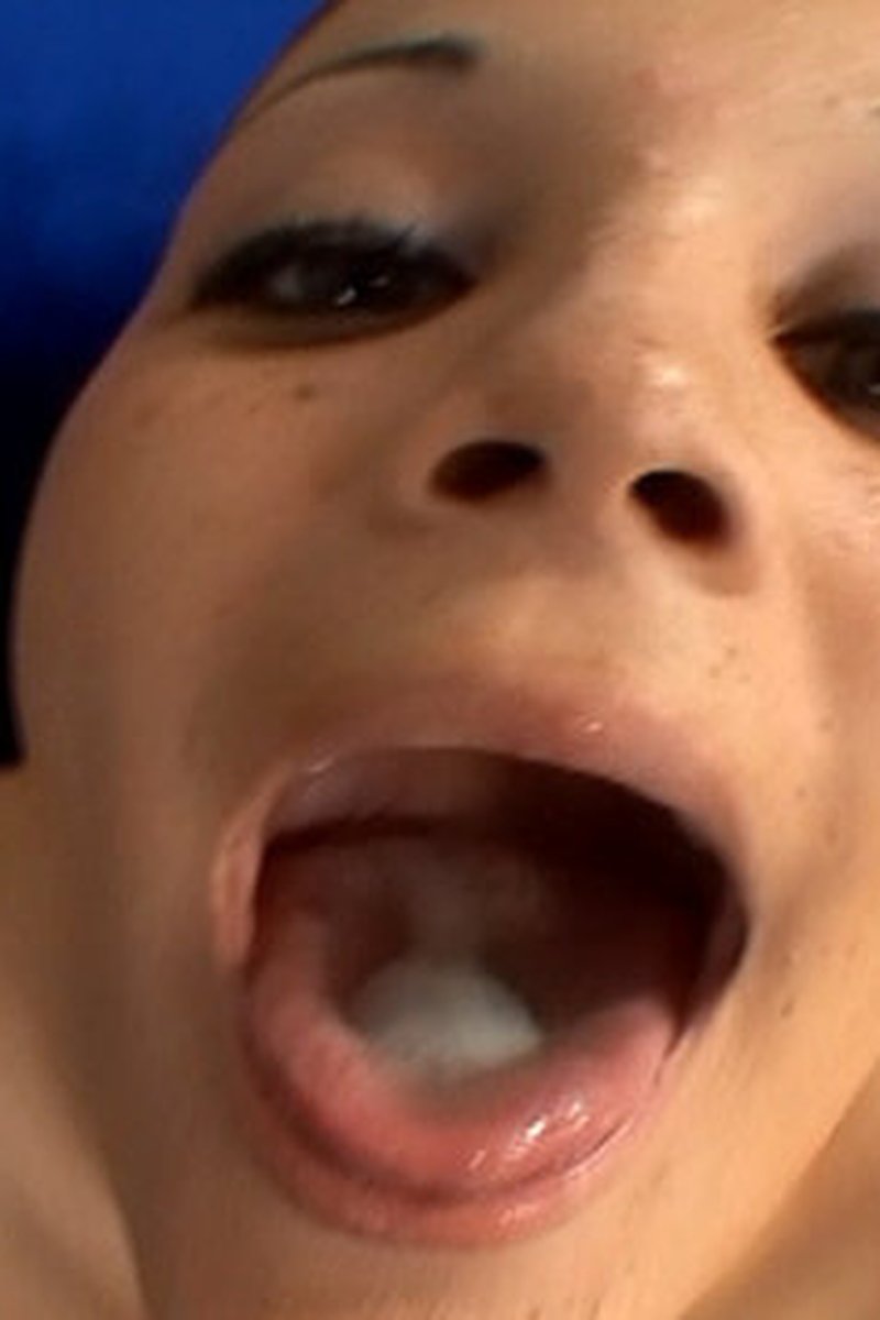 Peachez - Screenshot 1 of 4 - Blowjob