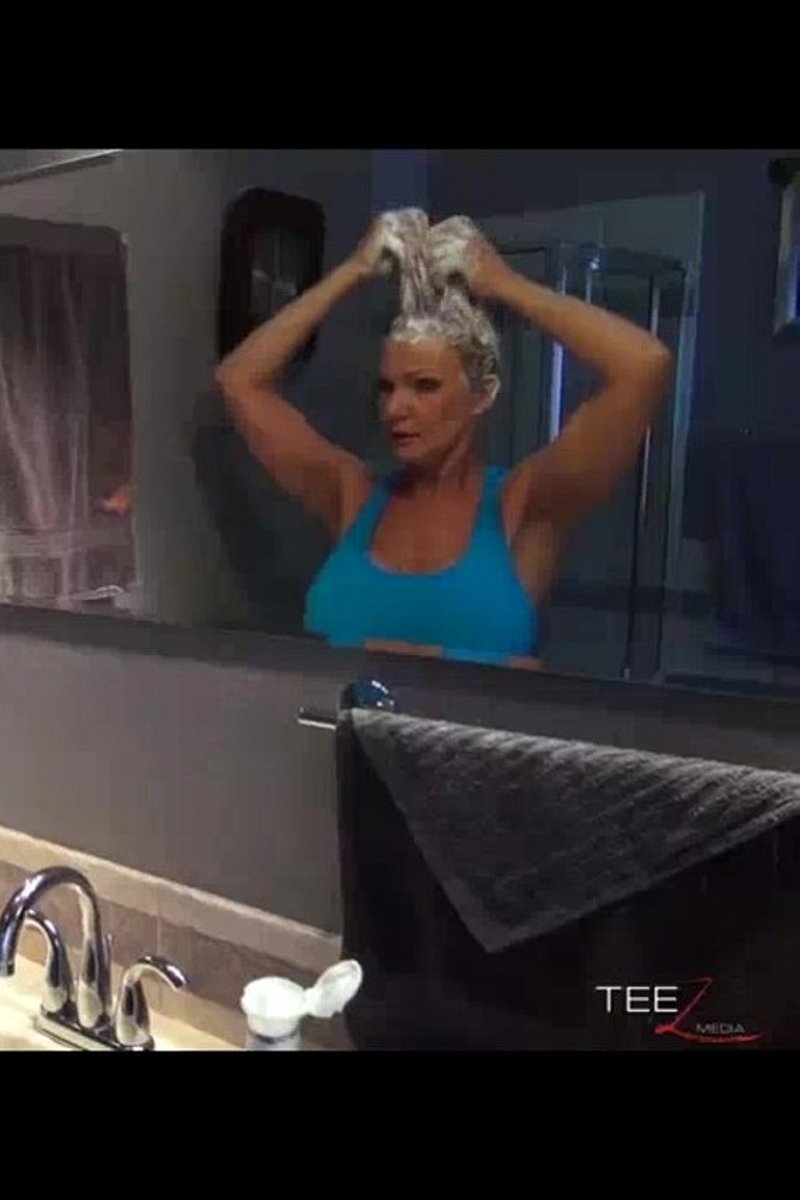 Shampoo & Blowjob - Screenshot 1 of 4 - Blowjob
