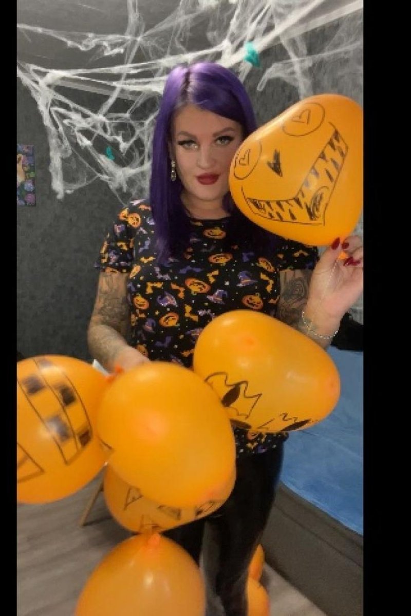 Nail Pops - Screenshot 1 of 4 - Balloon Fetish