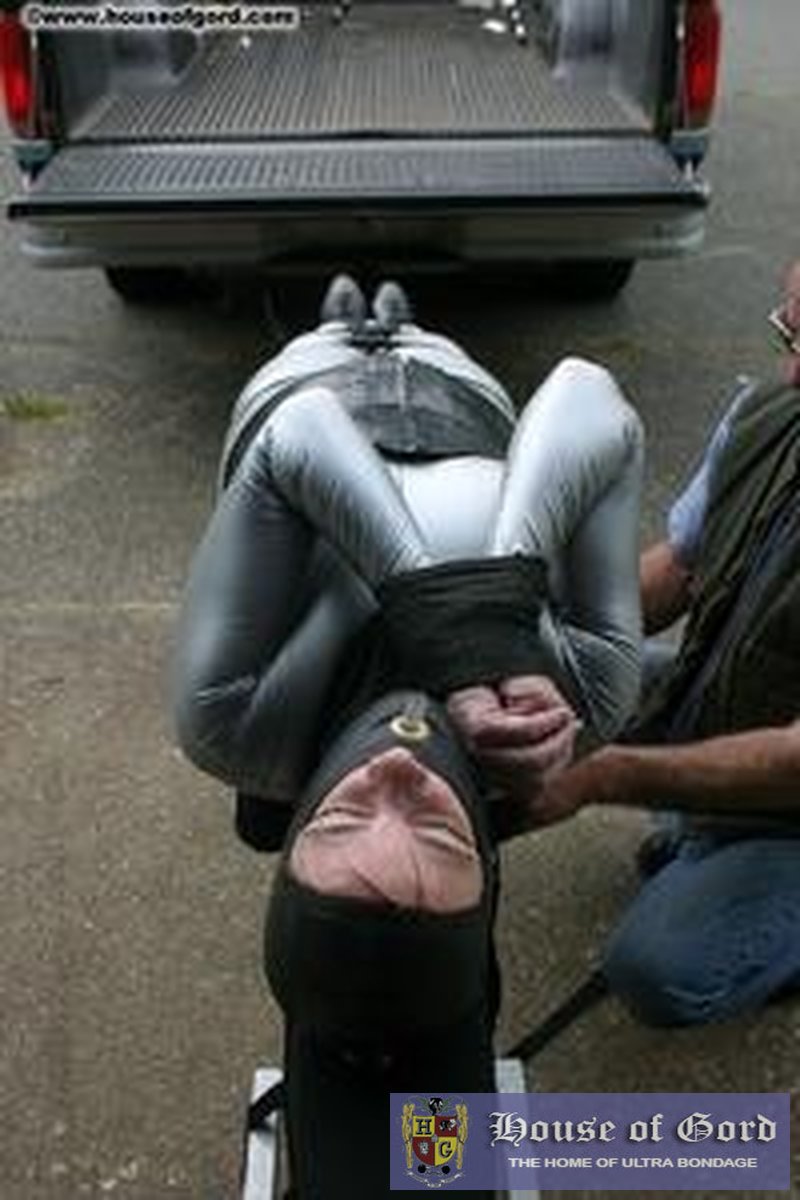 Fem-Car Electrified and Stretched - Screenshot 1 of 4 - Anal