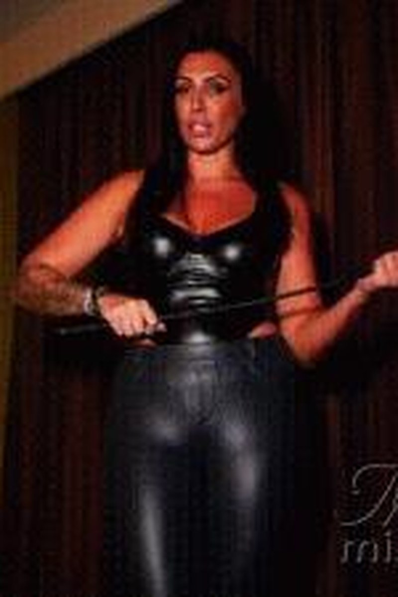 Obsessed Loser - Screenshot 1 of 4 - Femdom